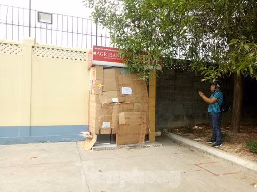  Trụ ATM gần trụ sở công an bị trộm đập phá: Khoảng 2h sáng 24/11, một ngươi đàn ông bịt mặt đập phá trụ ATM, phường Hòa Phú, TP Thủ Dầu Một, tỉnh Bình Dương để trộm tiền. Tuy nhiên, trong lúc hành động thì phát ra tiếng chuông báo động. Người đàn ông này nhanh chóng rời khỏi hiện trường. Công an quan chức năng đang điều tra, truy tìm thủ phạm. 