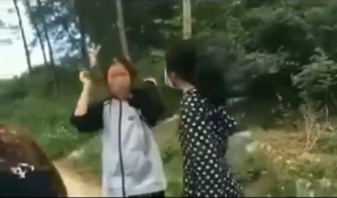  Một học sinh dùng mũ bảo hiểm đánh liên tiếp vào đầu bạn: Ngày 20/11, sau khi học xong buổi sáng thì các em rủ nhau về xã Quảng Hải, huyện Quảng Xương, Thanh Hóa đánh nhau. Người đánh bạn là Dương Thị Ng. (học sinh lớp 11C2), còn người bị đánh là Phạm Thị M. (học sinh lớp 12T cùng học tại trường Trường THPT Quảng Xương 4). Nguyên nhân ban đầu dẫn đến sự việc trên là do 2 nữ sinh trên mâu thuẫn vì một người khác đã bỏ học. 