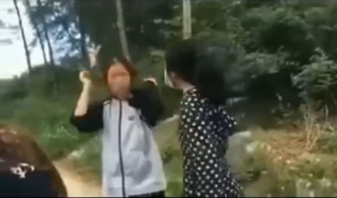  Một học sinh dùng mũ bảo hiểm đánh liên tiếp vào đầu bạn: Ngày 20/11, sau khi học xong buổi sáng thì các em rủ nhau về xã Quảng Hải, huyện Quảng Xương, Thanh Hóa đánh nhau. Người đánh bạn là Dương Thị Ng. (học sinh lớp 11C2), còn người bị đánh là Phạm Thị M. (học sinh lớp 12T cùng học tại trường Trường THPT Quảng Xương 4). Nguyên nhân ban đầu dẫn đến sự việc trên là do 2 nữ sinh trên mâu thuẫn vì một người khác đã bỏ học. 