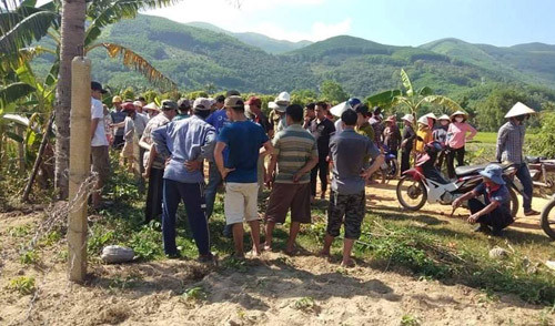 Nam tay ra dong, 2 vo chong bi dien giat tu vong