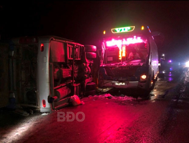 Tinh tiet bat ngo vu 2 xe khach dam nhau tren QL1, 14 nguoi thuong vong