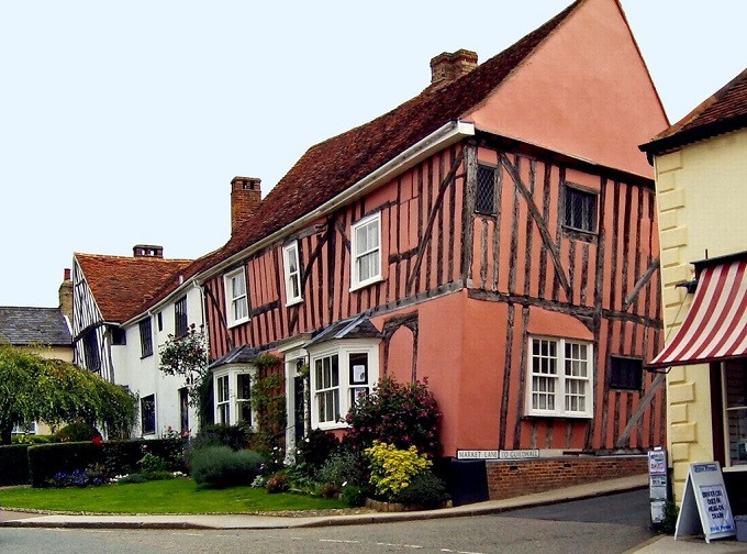 Lavenham là thị trấn nhỏ giàu văn hóa và lịch sử, được thành lập nhờ hoạt động buôn bán len thịnh vượng. Trong suốt thế kỷ 15 và 16, Lavenham nổi tiếng với các loại trang phục làm từ nhiều loại len chất lượng cao. Nơi đây trở thành một trong những thị trấn len tốt nhất thời Trung cổ của Suffolk.