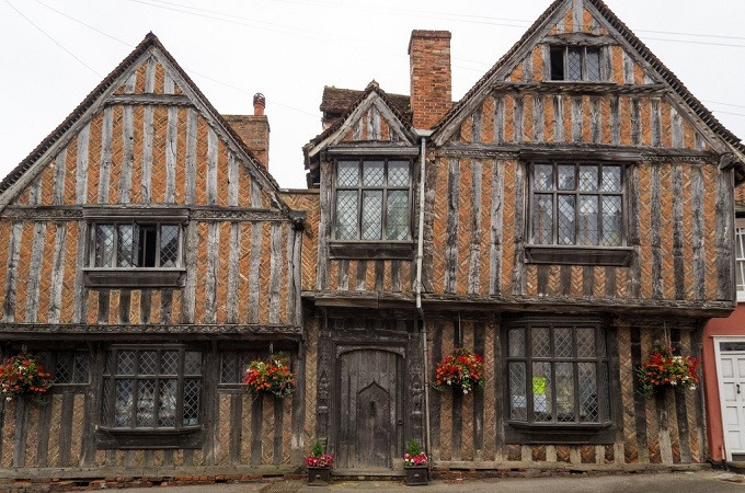 Giờ đây, các công trình méo mó ở Lavenham đang được sử dụng làm nhà ở, cửa hàng, cơ sở kinh doanh, nhà hàng và khách sạn. Thị trấn vẫn là cảnh đẹp hấp dẫn đối với du khách ghé thăm.