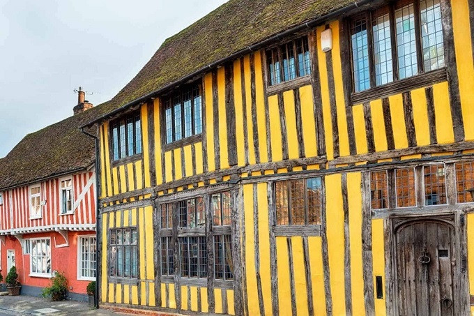 Vào thời điểm gỗ khô bắt đầu xoắn lại, các ngôi nhà trở nên biến dạng. Tuy nhiên, những gia đình ở Lavenham đã bị phá sản, họ không còn tiền để xây lại nhà. Từ đó, các ngôi nhà quanh thị trấn vẫn giữ nguyên trạng thái méo mó như vậy trong suốt mấy thế kỷ qua.