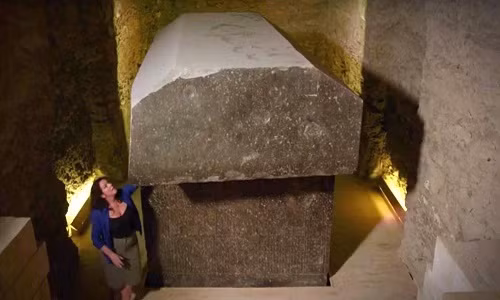 Nghĩa trang cổ đại Saqqara ở tỉnh Giza, Ai Cập là một địa điểm nổi tiếng thế giới khi các chuyên gia có nhiều phát hiện quan trọng về xác ướp. Trong số này, đáng chú ý là việc các nhà khảo cổ tìm thấy một quan tài nặng 90 tấn.