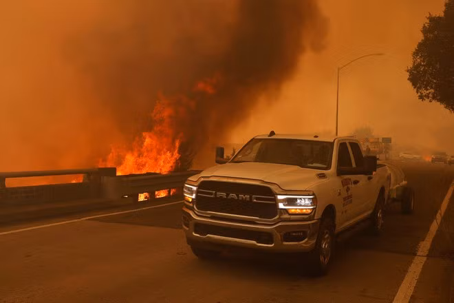 Thời tiết thay đổi với các cơn bão và sấm sét, kết hợp khô nóng dẫn đến các đám cháy rừng trở nên nghiêm trọng hơn ở California.