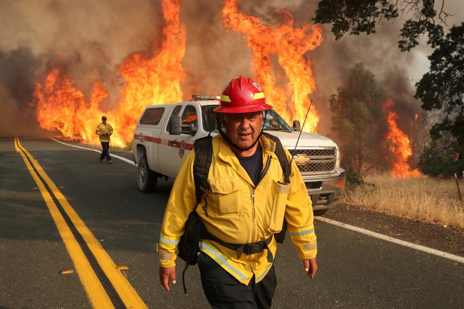 Theo nhân viên truyền thông Jeremy Rahn của Sở Lâm nghiệp và Phòng cháy chữa cháy California (CalFire), Mỹ, gần 14.000 lính cứu hỏa, hơn 200 máy bay chữa cháy được huy động để dập tắt vụ cháy rừng lớn nhất từ trước đến nay ở bang California trong những ngày qua.