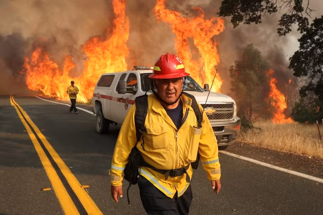 Theo nhân viên truyền thông Jeremy Rahn của Sở Lâm nghiệp và Phòng cháy chữa cháy California (CalFire), Mỹ, gần 14.000 lính cứu hỏa, hơn 200 máy bay chữa cháy được huy động để dập tắt vụ cháy rừng lớn nhất từ trước đến nay ở bang California trong những ngày qua.