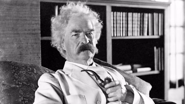 Mark Twain sinh nngày 30/11/1835 - đúng ngày sao chổi Halley xuất hiện. Vào năm 1909 (tức 1 năm trước khi sao chổi Halley xuất hiện một lần nữa), nhà văn người Mỹ "tiên tri" số phận bản thân rằng: "Tôi sinh ra cùng với sao chổi Halley. Sang năm, khi nó lại một lần nữa xuất hiện, tôi hi vọng có thể ra đi cùng với nó".