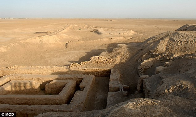 Cổ vật này có kích thước 7,6 x 7,6 cm. Chuyên gia Timothy Bolton tại Nhà đấu giá Bloomsbury cho hay chữ ký trên tấm bia này vô cùng quan trọng. Nguyên do là vì nó là một phần cơ bản và đầu tiên xác định danh tính của cá nhân nào đó.