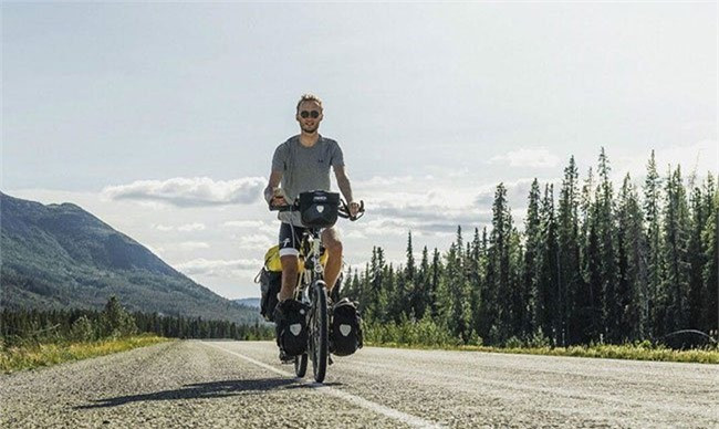 Trong suốt hành trình nửa năm chinh phục quãng đường dài, bạn sẽ được tận hưởng nhiều vùng khí hậu đặc trưng và chiêm ngưỡng loạt cảnh quan đa dạng, bao gồm lãnh nguyên Bắc Cực, rừng nhiệt đới, núi non, thảo nguyên, sa mạc khô cằn và rừng rậm nhiệt đới. Du khách dễ dàng bắt gặp những con tuần lộc, sóc và thiên nga nhỏ ở 2 bên đường. (Ảnh: Passion Passport).
