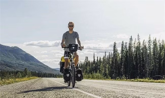 Trong suốt hành trình nửa năm chinh phục quãng đường dài, bạn sẽ được tận hưởng nhiều vùng khí hậu đặc trưng và chiêm ngưỡng loạt cảnh quan đa dạng, bao gồm lãnh nguyên Bắc Cực, rừng nhiệt đới, núi non, thảo nguyên, sa mạc khô cằn và rừng rậm nhiệt đới. Du khách dễ dàng bắt gặp những con tuần lộc, sóc và thiên nga nhỏ ở 2 bên đường. (Ảnh: Passion Passport).