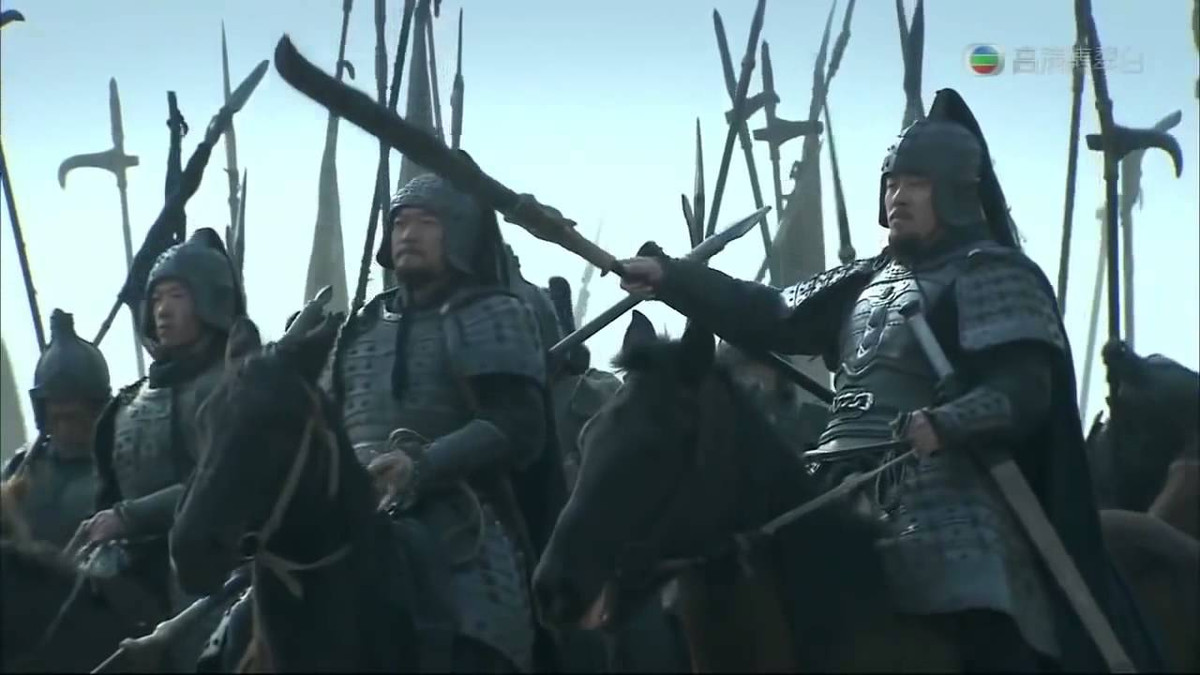 Sau một thời gian nghĩ kế sách, mãnh tướng Trương Liêu quyết định dùng 800 binh sĩ tinh nhuệ nhất tập kích bất ngờ 100.000 lính của Tôn Quyền. Trương Liêu đích thân dẫn quân xông vào và giết được nhiều tướng sĩ của nhà Đông Ngô.