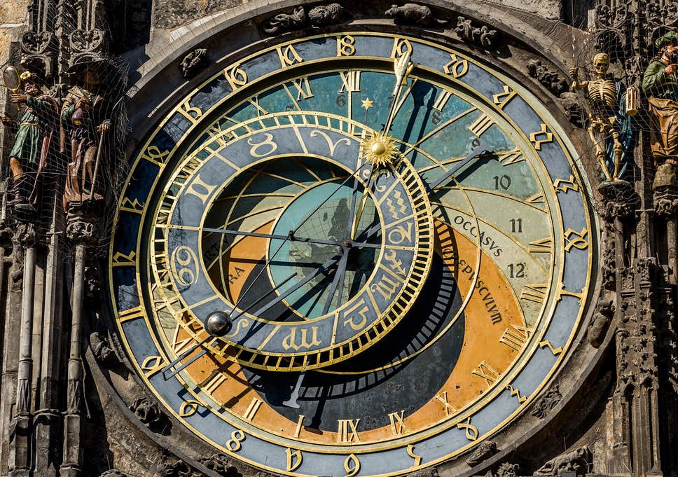 Để cân bằng sự khác biệt giữa năm theo lịch và chu kỳ của mặt trời thì cứ 400 năm phải bỏ bớt 3 ngày cho năm nhuận. Tính đến năm 1582, sự chênh lệch giữa 2 cách tính số ngày trong năm như trên lên đến 10 ngày.