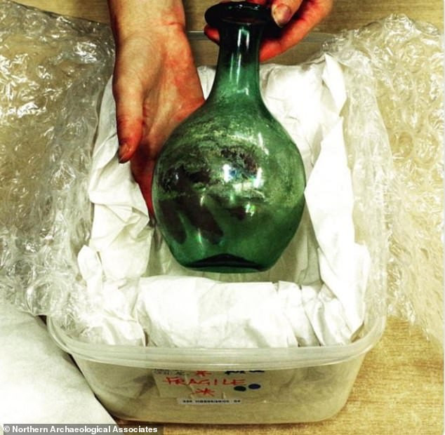 Một bình thủy tinh còn nguyên vẹn được tìm thấy trong quan tài của nam giới trưởng thành có niên đại vào thế kỷ 4. Mời độc giả xem video: Nhức nhối nạn mất cắp cổ vật trong đình chùa. Nguồn: VTC1.