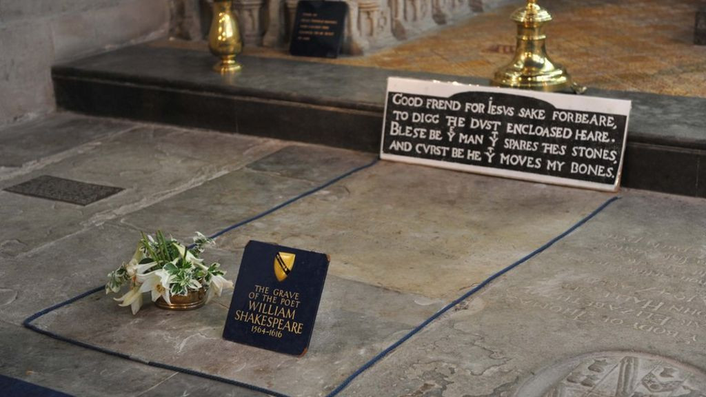 Điều đặc biệt là trên bia mộ của đại thi hào nổi tiếng thế giới có khắc một lời nguyền chết chóc.