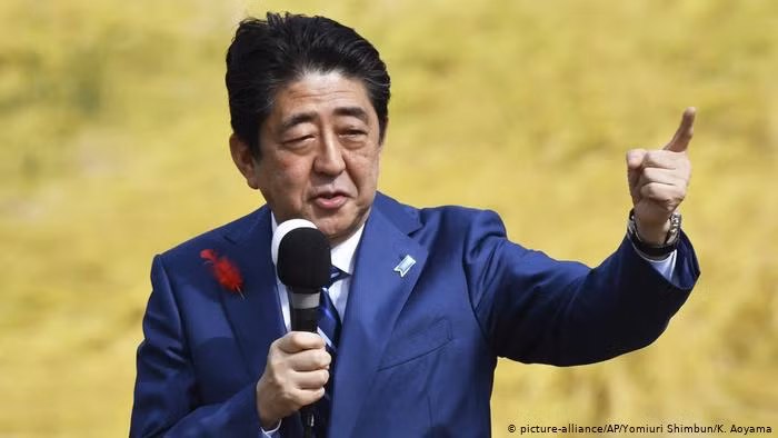 Do "cuồng" công việc, làm liên tục trong thời gian dài và đối mặt với nhiều áp lực cộng thêm bệnh viêm loét đại tràng kinh niên dẫn tới sức khỏe của ông ngày càng xấu đi.