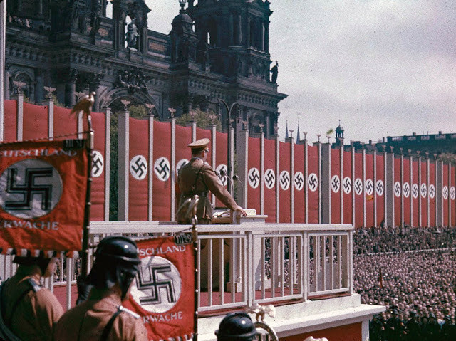 Hàng ngàn khán giả lắng nghe Hitler phát biểu trong một sự kiện quy mô lớn tổ chức tại Lustgarten, Berlin năm 1938.