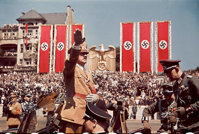 Khi Hitler xuất hiện tại một sự kiện, hàng ngàn người dân Đức thể hiện sự vui mừng và phấn kích. Ảnh chụp năm 1939.