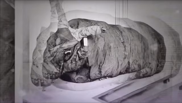 Đây là cỗ quan tài lớn nhất được đẽo từ đá granite liền khối vào thời điểm phát hiện. Chính vì vậy, nhiều người tò mò bên trong quan tài chứa bí mật gì.
