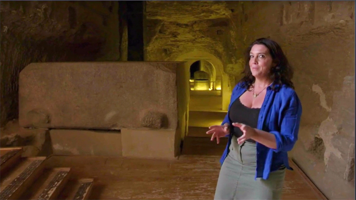 Sau khi phát hiện cỗ quan tài khổng lồ này, nhiều chuyên cho rằng bên trong có thể chứa xác ướp một pharoh của Ai Cập cổ đại.