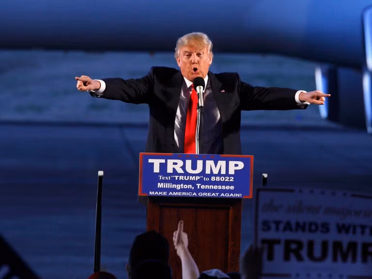 Những chiến thắng này giúp ông Trump có được 306 phiếu đại cử tri trong khi bà Clinton có 232 phiếu. Theo đó, ông Trump trở thành Tổng thống thứ 45 của Mỹ. Mời độc giả xem video: Tổng thống Trump đề nghị hoãn bầu cử tổng thống. Nguồn: VTC Now