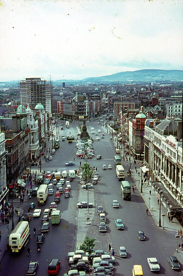 Khung cảnh sầm uất tại O'Connell St., Dublin, Ireland năm 1964.