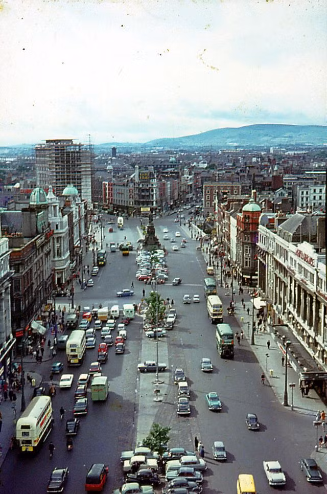 Khung cảnh sầm uất tại O'Connell St., Dublin, Ireland năm 1964.