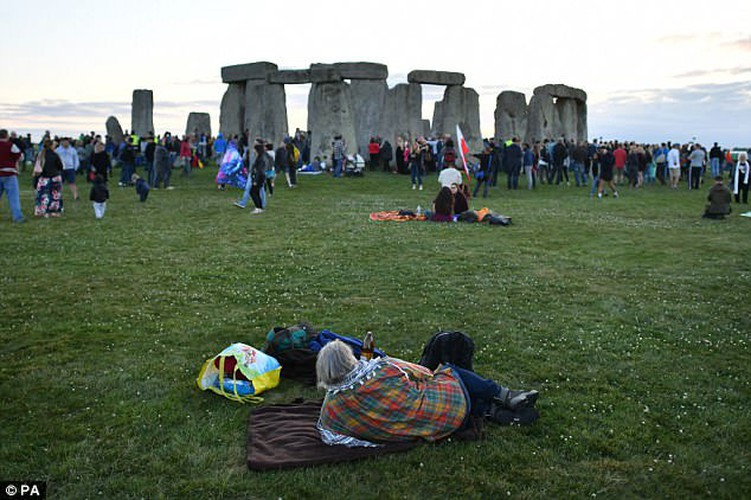 Trong khi các nhà khoa học chưa đưa ra lời giải chính xác cho những bí ẩn về bãi đá cổ Stonehenge, một thuyết âm mưu cho rằng, công trình cổ nổi tiếng bí ẩn ở Anh có liên quan đến người ngoài hành tinh.