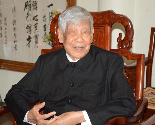 Nguyên Tổng bí thư Lê Khả Phiêu sinh ngày 27/12/1931 tại xã Đông Khê, huyện Đông Sơn, tỉnh Thanh Hóa. Vào năm 18 tuổi, ông được kết nạp Đảng Cộng sản Việt Nam.