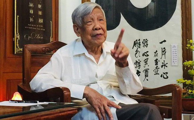 Vào tháng 5/1950, đồng chí Lê Khả Phiêu được điều động vào quân đội. Từ năm 1964 - 1992, ông lần lượt giữ các chức vụ trong quân đội.