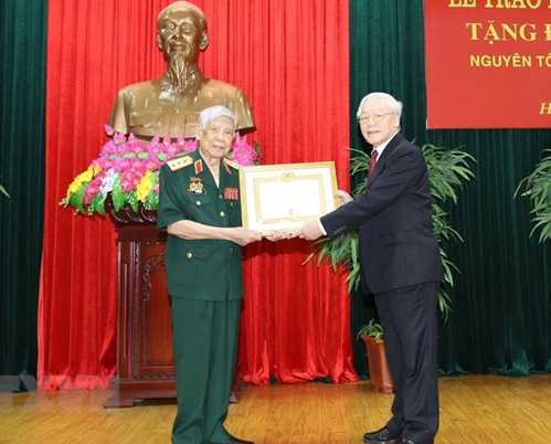 Tháng 8/2019, nguyên Tổng bí thư Lê Khả Phiêu nhận huy hiệu 70 năm tuổi Đảng. Tại buổi lễ, Tổng bí thư, Chủ tịch nước Nguyễn Phú Trọng nhấn mạnh: "Đây không chỉ là niềm vui của riêng đồng chí Lê Khả Phiêu và gia đình, mà còn là niềm vui chung của toàn Đảng, Đảng bộ Quân đội, Đảng bộ cơ quan Tổng cục Chính trị và tất cả chúng ta". "Dù ở cương vị công tác nào, ông luôn tuyệt đối trung thành với Đảng, với Tổ quốc và nhân dân; kiên định mục tiêu, lý tưởng của Đảng; gương mẫu giữ gìn phẩm chất đạo đức cách mạng của người đảng viên cộng sản, không ngừng học tập, tu dưỡng, rèn luyện, phấn đấu hoàn thành xuất sắc mọi nhiệm vụ được giao", Tổng Tổng bí thư, Chủ tịch nước Nguyễn Phú Trọng nói.