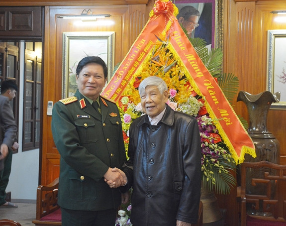 Sau khi nghỉ hưu, dù tuổi cao nhưng nguyên Tổng bí thư Lê Khả Phiêu vẫn tích cực tham gia đóng góp ý kiến xây dựng quân đội, đất nước.