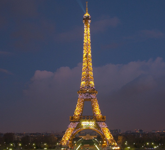 Về sau, giới chức trách nhận thấy giá trị của tháp Eiffel nên giữ lại công trình này. Theo thời gian, kiến trúc kỳ vĩ này trở thành nơi tiếp đón khoảng 7 triệu du khách mỗi năm. 