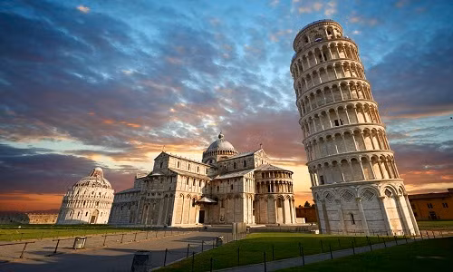 Tháp nghiêng Pisa ở Italy nổi tiếng thế giới vì không thể đứng thẳng như các công trình khác. Công trình này được xây dựng vào năm 1173. Phải mất gần 180 năm tháp nghiêng Pisa mới hoàn thành.