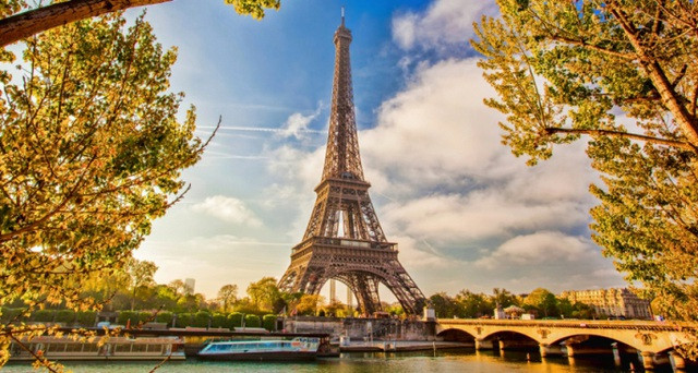 Tại Pháp, tháp Eiffel là biểu tượng nổi tiếng và là một trong những điểm đến hút khách nhất thế giới. Công trình này do Gustave Eiffel thiết kế.