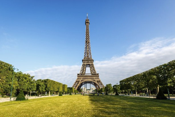 Tháp Eiffel có chiều cao 300m trở thành tòa tháp cao nhất thế giới kể từ khi hoàn thành năm 1889 cho đến năm 1930. Điều thú vị là khi khởi công xây dựng, tháp Eiffel được giới chức cho phép tồn tại trong 20 năm.