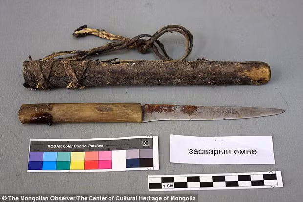 Bên cạnh xác ướp, giới khảo cổ tìm thấy một xác ngựa, bộ yên ngựa, 1 túi đeo, 4 bộ quần áo, dao phòng thân, một chiếc lược chải đầu và một chiếc gương soi.