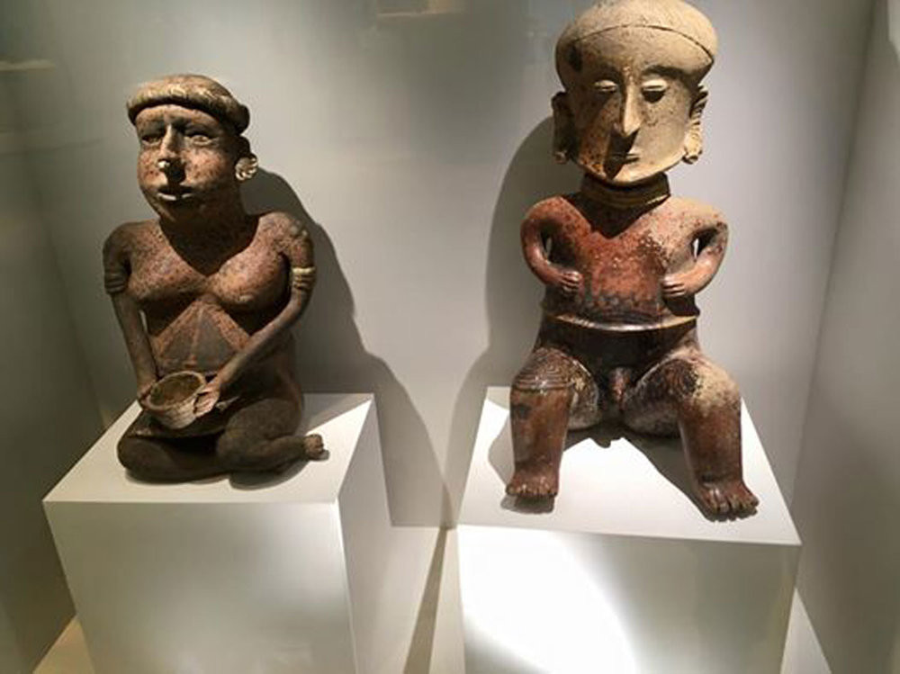 Một số bức tượng khác của người Maya mô tả người phụ nữ ôm con nhỏ với gương mặt vui vẻ, hạnh phúc. Nhiều pho tượng khác tạc gương mặt con người mang theo nỗi buồn, niềm đau hay sự tức giận. Qua đó, nền văn minh Maya tái hiện những cung bậc cảm xúc rất đỗi chân thật của con người. Mời độc giả xem video: Bí ẩn pho tượng Phật Quan Âm nghìn mắt nghìn tay. Nguồn: VTC10.