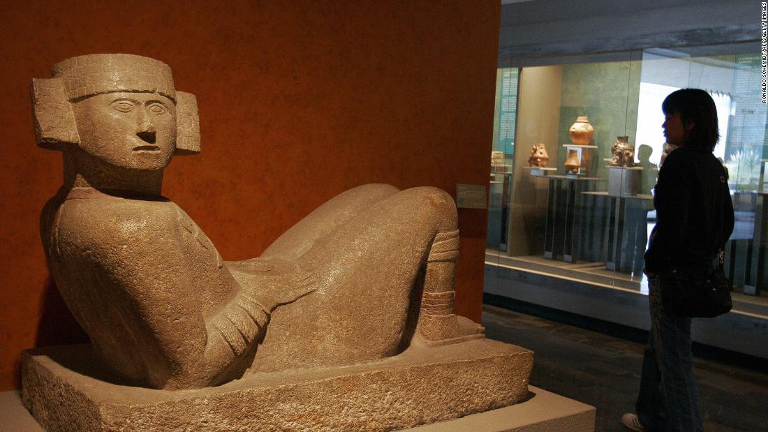 Khuôn mặt của các bức tượng thể hiện các cung bậc cảm xúc như vui, buồn, tức giận...