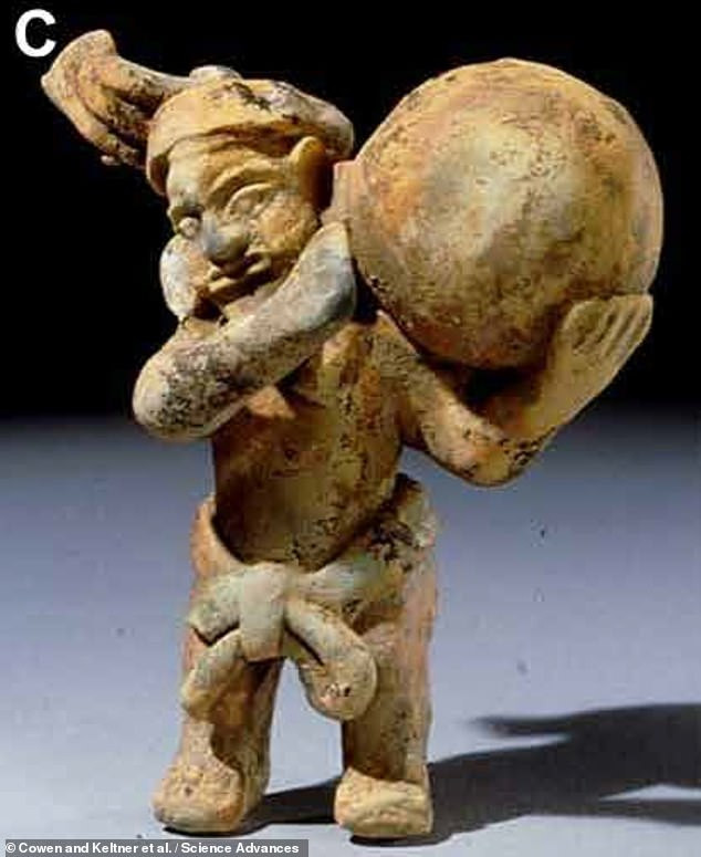 Bức tượng hàng ngàn năm tuổi đó tạc một người đàn ông vác trên vai một vật rất lớn và nặng.