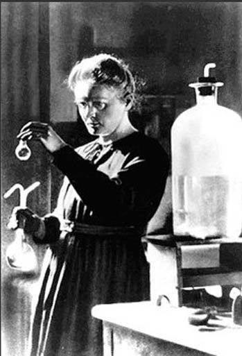Với những thành tựu trong nghiên cứu về tính phóng xạ, năm 1903, Marie Curie và chồng là Pierre Curie nhận giải Nobel. Nhưng trong quá trình nghiên cứu, Marie Curie không sử dụng bất kỳ biện pháp bảo hộ nào. Bởi lúc đó, chưa ai biết ảnh hưởng của phóng xạ với sức khỏe.