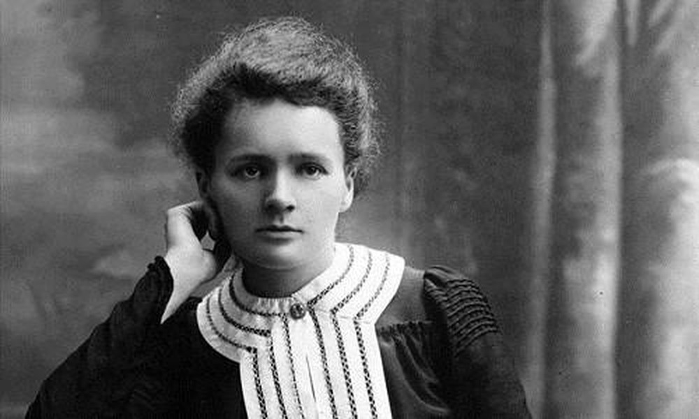 Sau một thời gian dài tiếp xúc với các chất phóng xạ, Marie Curie qua đời vào ngày 4/7/1934. Theo các nghiên cứu của giới khoa học, nguyên nhân tử vong của bà là vì phơi nhiễm chất phóng xạ.