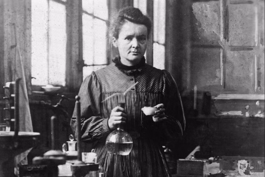 Marie Curie (1867 - 1934) là nhà khoa học người Pháp gốc Ba Lan nổi tiếng thế giới với nhiều phát minh để đời. Trong số này có việc bà là người phát hiện ra một số các nguyên tố hóa học mới, bao gồm Radium và Polonium.