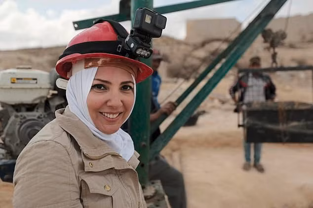 Vì thế, các chuyên gia vẫn có thể nhìn rõ hình ảnh con bọ hung trên vàng lá phủ bên ngoài xác ướp. Đối với người Ai Cập thời cổ đại, đây là con vật tượng trưng cho sự tái sinh.