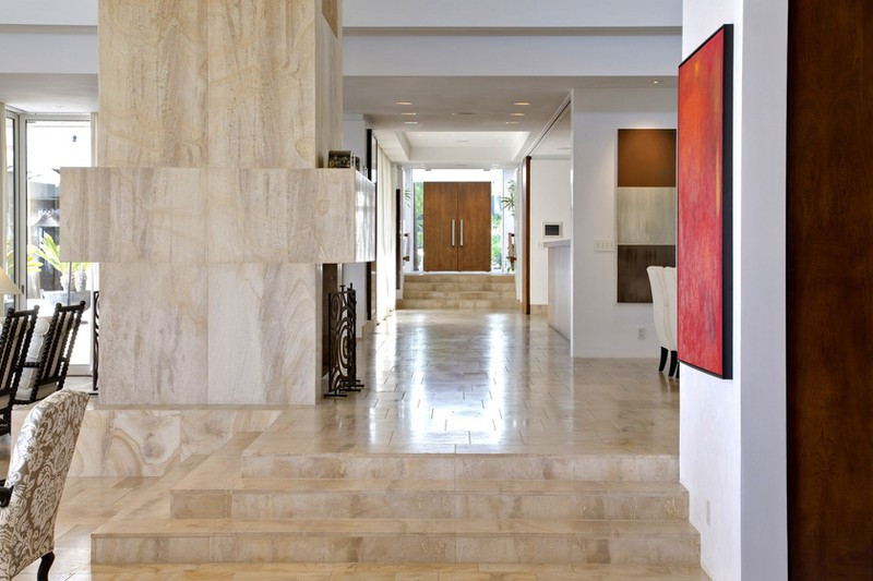 Bên trong căn nhà được bày trí tinh tế với sàn đá beaumaniere cùng bức tường thạch cao tạo được nét thanh lịch, nhẹ nhàng.