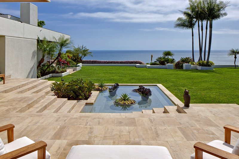 Nơi ở của "ông trùm truyền thông" có 6 phòng ngủ, 7 phòng tắm, bể bơi và sân chơi tennis.