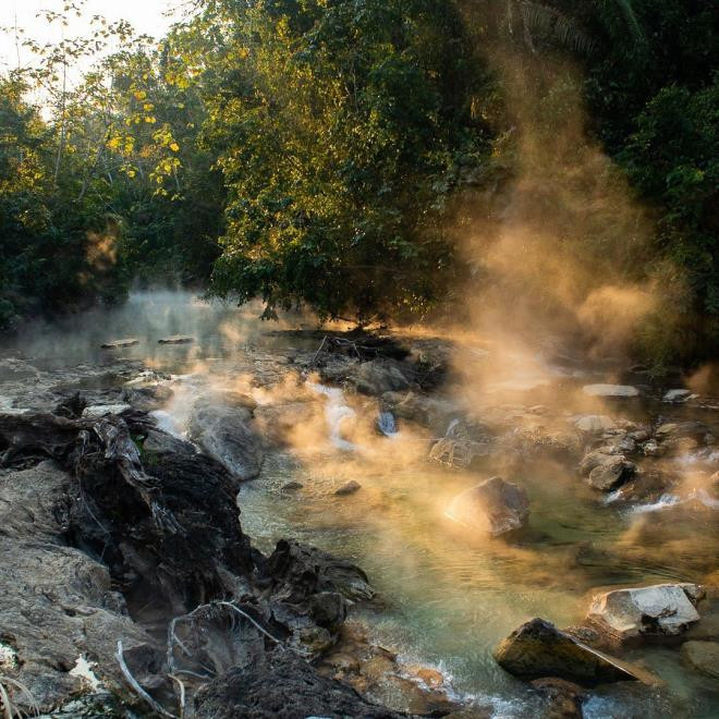 Hàng năm, nhiều du khách thực hiện hành trình vào rừng sâu, đến Mayantuyacu để tìm hiểu về các phương pháp chữa bệnh cổ xưa. Người ta tin rằng hơi nước bốc lên từ dòng sông khiến lá thuốc lấy từ cây Came Renaco trở nên hiệu quả hơn. (Ảnh: Projetomantis)