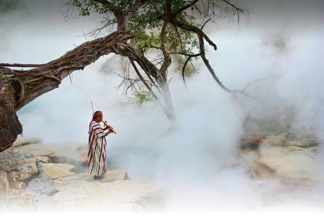 Shanay-timpishka là dòng sông luôn sôi sục nằm sâu trong rừng nhiệt đới Amazon, ở Peru. Tên của dòng sông có nghĩa là "sôi sục với sức nóng của mặt trời". Dòng sông rộng khoảng 25m và sâu 6m nhưng chỉ kéo dài 6,4km. (Ảnh: Shutterstock)