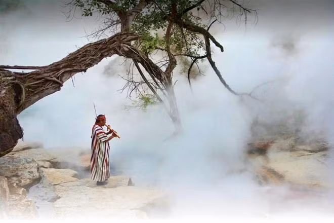 Shanay-timpishka là dòng sông luôn sôi sục nằm sâu trong rừng nhiệt đới Amazon, ở Peru. Tên của dòng sông có nghĩa là "sôi sục với sức nóng của mặt trời". Dòng sông rộng khoảng 25m và sâu 6m nhưng chỉ kéo dài 6,4km. (Ảnh: Shutterstock)